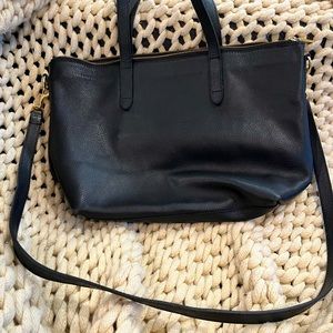 Cuyana medium zippered tote in black .In great condition just too big for me